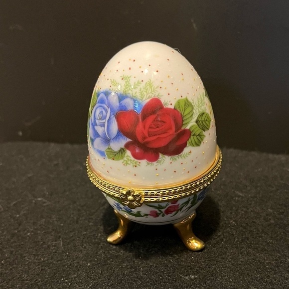 Rui Hao porcelain egg large roses, red, blue, grey with flowers & golden feet - Picture 11 of 13